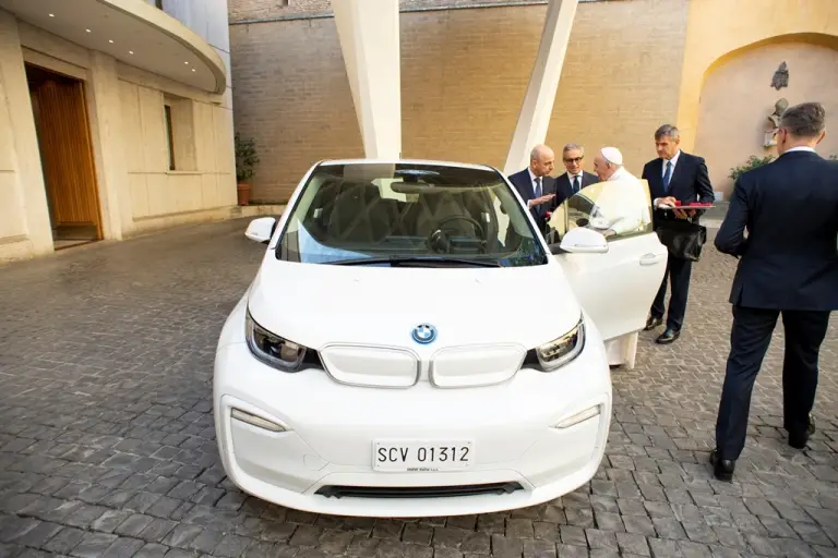 BMW i3 - Consegna a Papa Francesco - 5