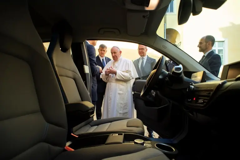 BMW i3 - Consegna a Papa Francesco - 2