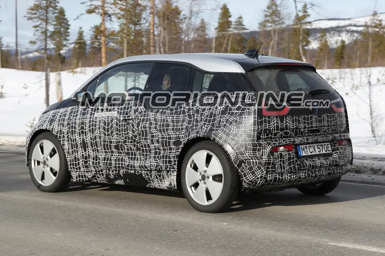 BMW i3 restyling foto spia 16 marzo 2017 - 4