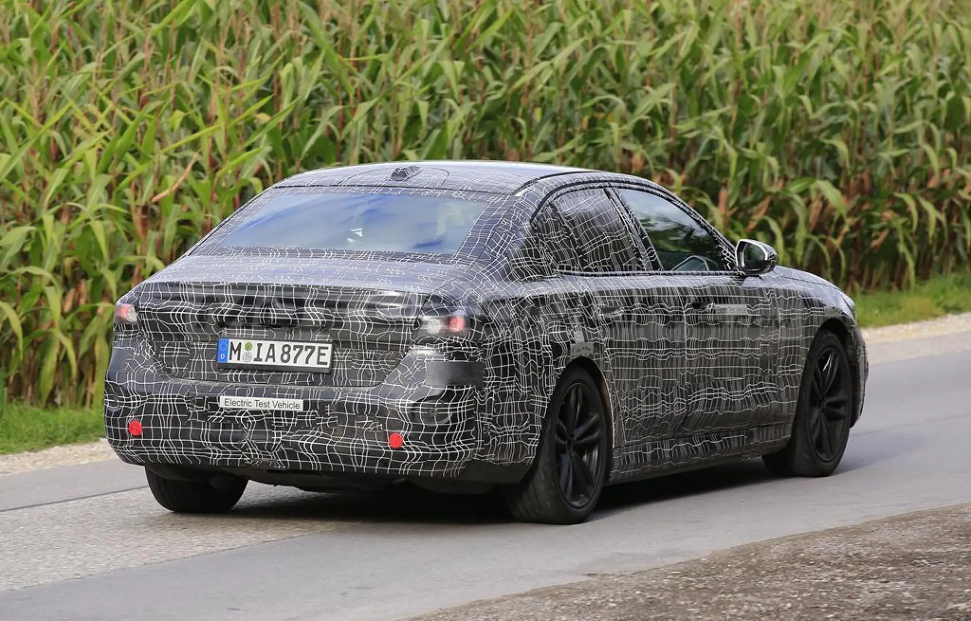 BMW i5 2023 - Foto spia 11-11-2021 - 7