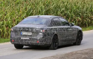 BMW i5 2023 - Foto spia 11-11-2021