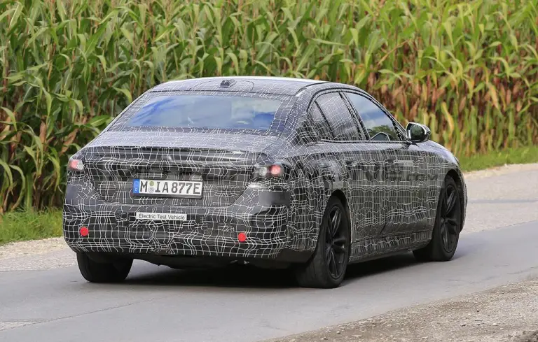 BMW i5 2023 - Foto spia 11-11-2021 - 9