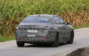 BMW i5 2023 - Foto spia 11-11-2021