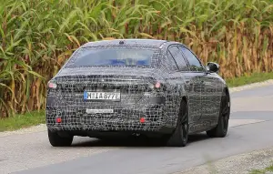 BMW i5 2023 - Foto spia 11-11-2021