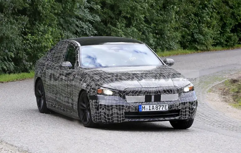 BMW i5 2023 - Foto spia 11-11-2021 - 2