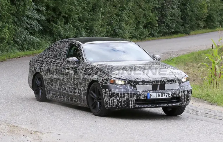 BMW i5 2023 - Foto spia 11-11-2021 - 3