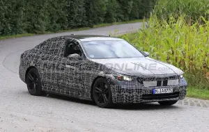 BMW i5 2023 - Foto spia 11-11-2021