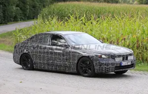 BMW i5 2023 - Foto spia 11-11-2021