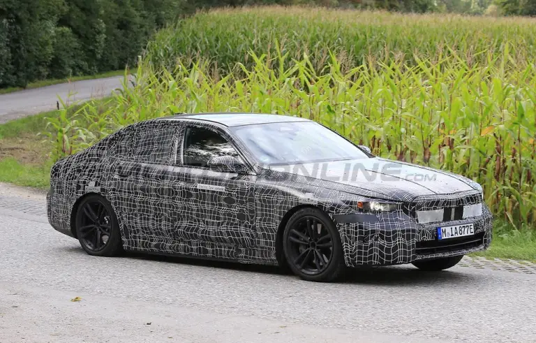 BMW i5 2023 - Foto spia 11-11-2021 - 12