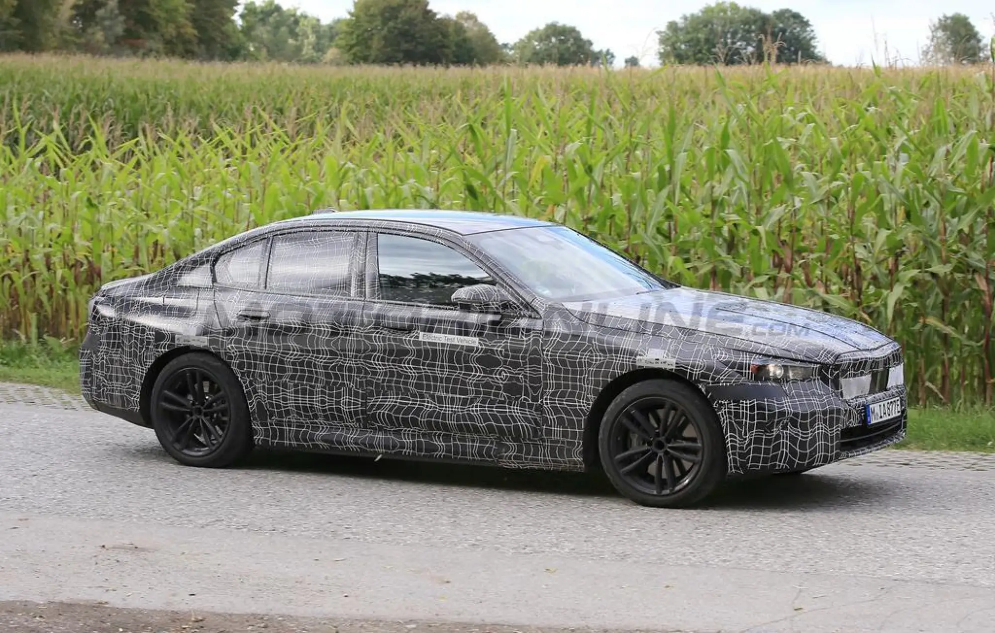 BMW i5 2023 - Foto spia 11-11-2021 - 11