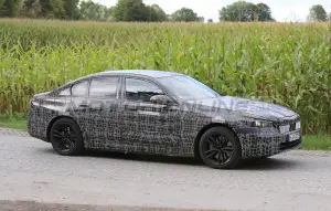 BMW i5 2023 - Foto spia 11-11-2021