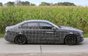 BMW i5 2023 - Foto spia 11-11-2021