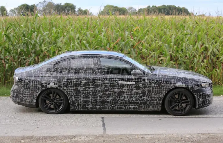 BMW i5 2023 - Foto spia 11-11-2021 - 5