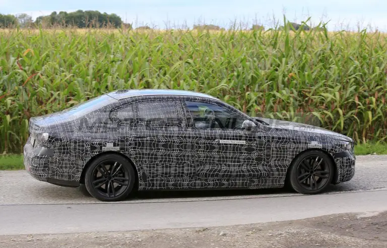 BMW i5 2023 - Foto spia 11-11-2021 - 4