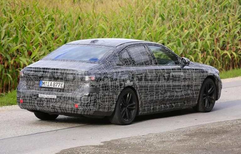 BMW i5 2023 - Foto spia 11-11-2021 - 6