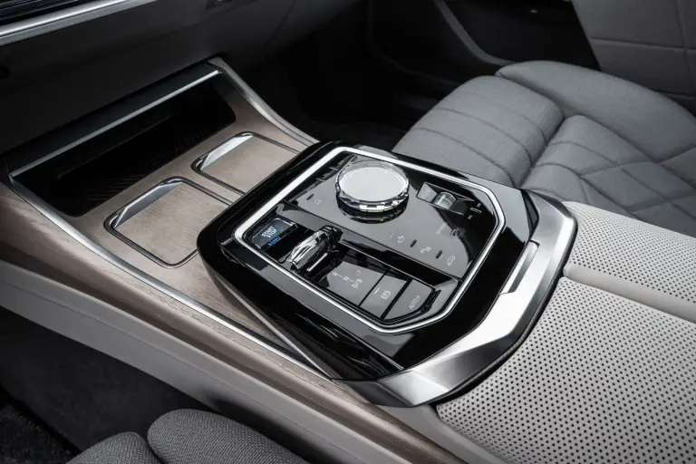 BMW i7 2022 - 15