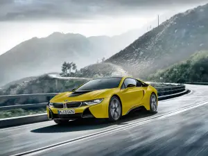 BMW i8 Protonic Frozen Black e Frozen Yellow