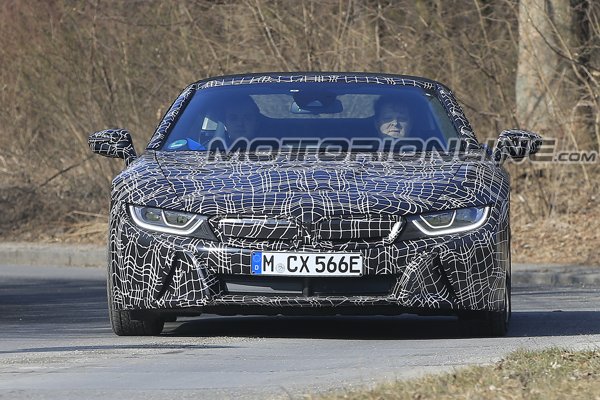 BMW i8 Spyder foto spia 12 maggio 2017