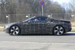 BMW i8 Spyder foto spia 12 maggio 2017