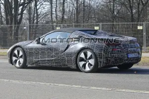 BMW i8 Spyder foto spia 12 maggio 2017 - 5