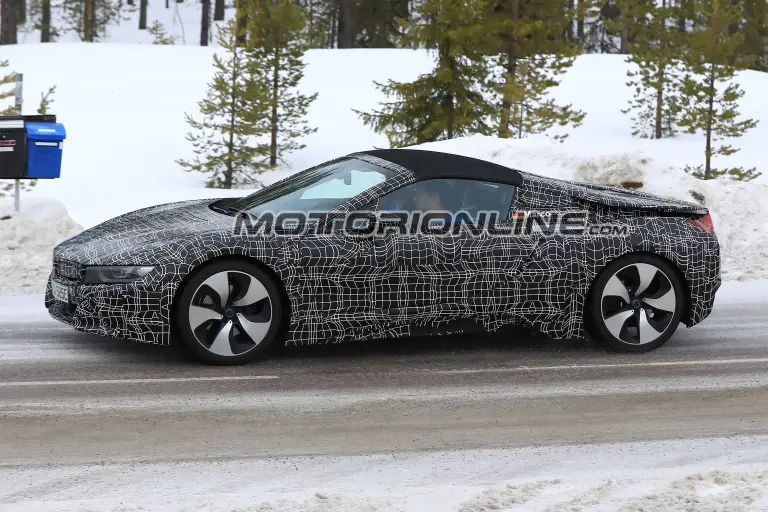 BMW i8 Spyder foto spia 16 marzo 2017 - 3