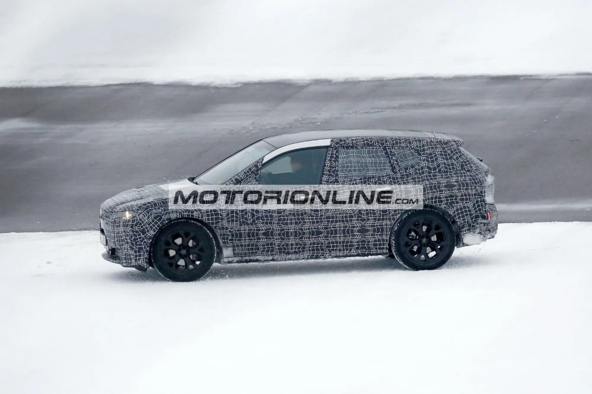 BMW iNext - Foto spia 28-4-2020 - 5