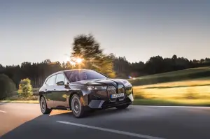 BMW iX xDrive50 - Primo Contatto 