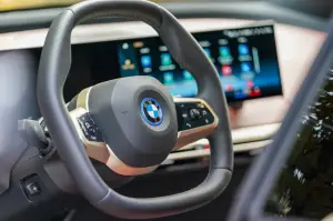 BMW iX xDrive50 - Primo Contatto 