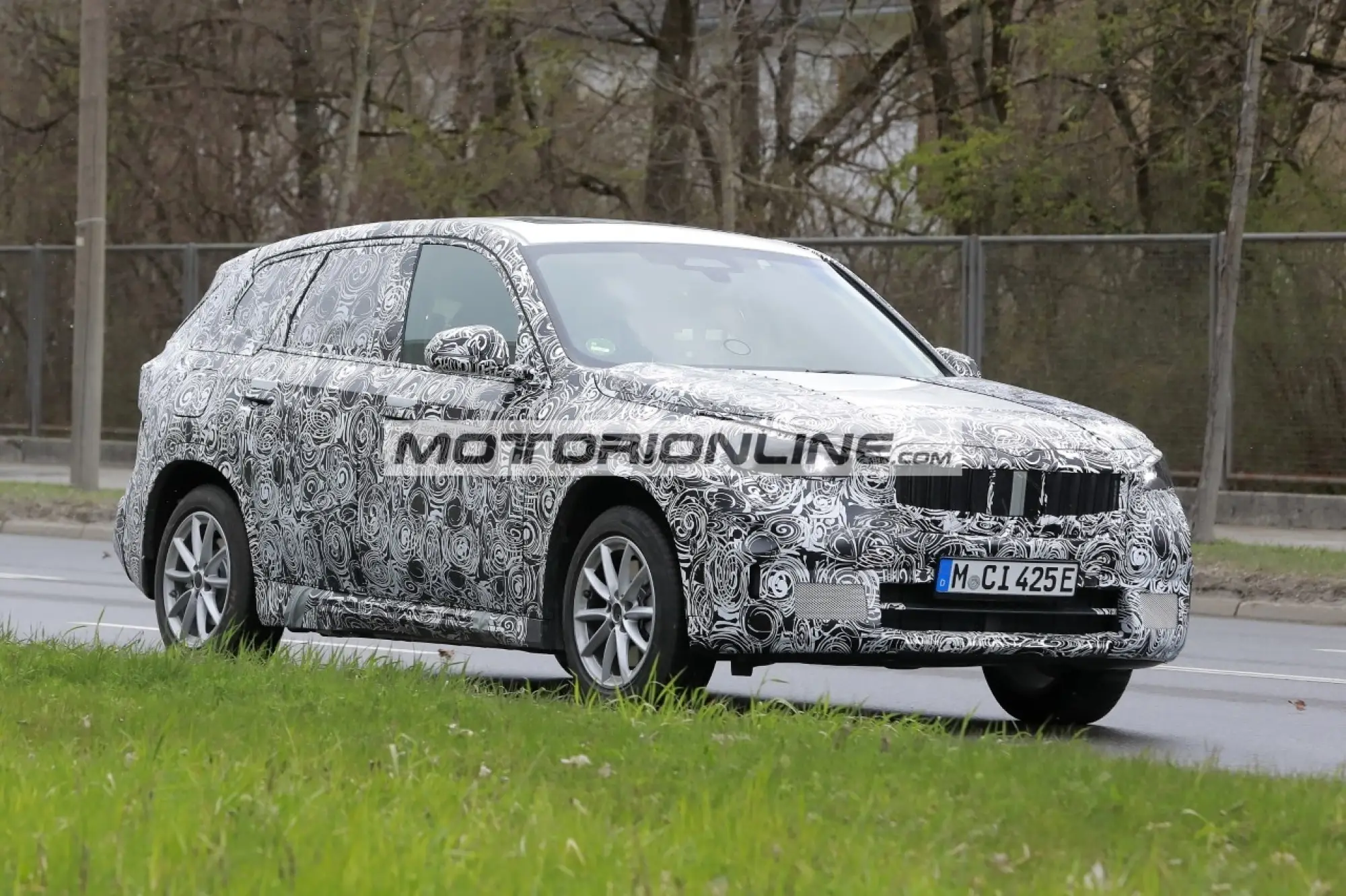BMW iX1 - Foto spia 8-4-2021 - 10