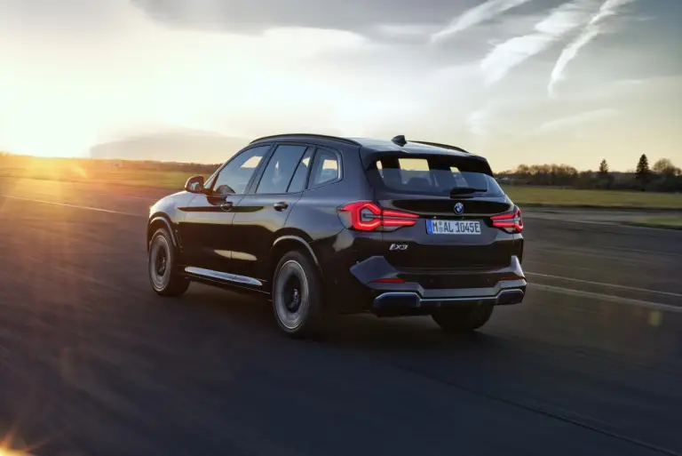 BMW iX3 2022 - Foto ufficiali - 15