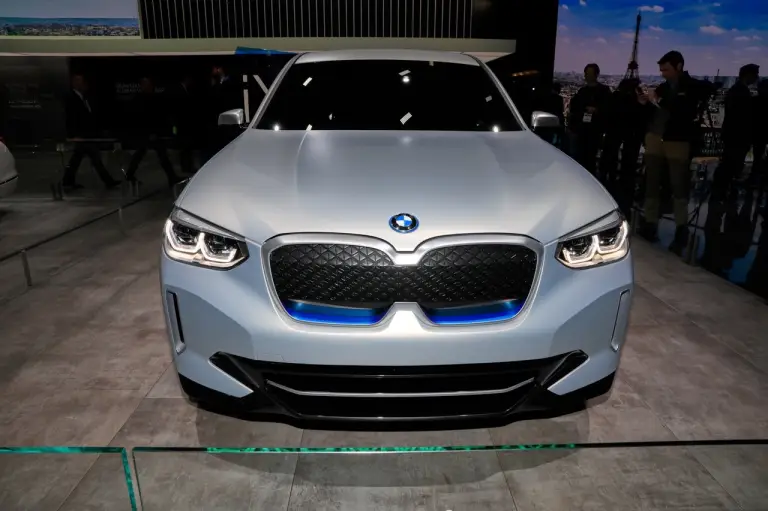 BMW iX3 Concept - Salone di Parigi 2018 - 3
