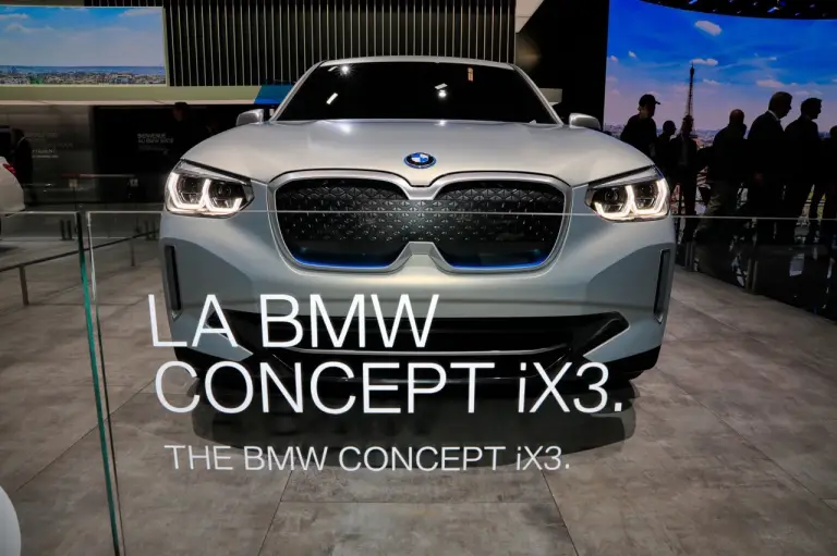 BMW iX3 Concept - Salone di Parigi 2018 - 4