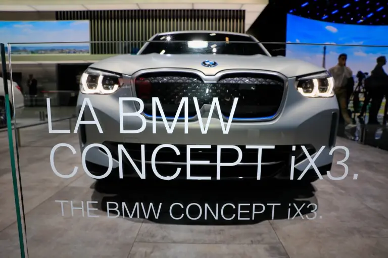 BMW iX3 Concept - Salone di Parigi 2018 - 5