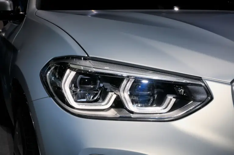 BMW iX3 Concept - Salone di Parigi 2018 - 9