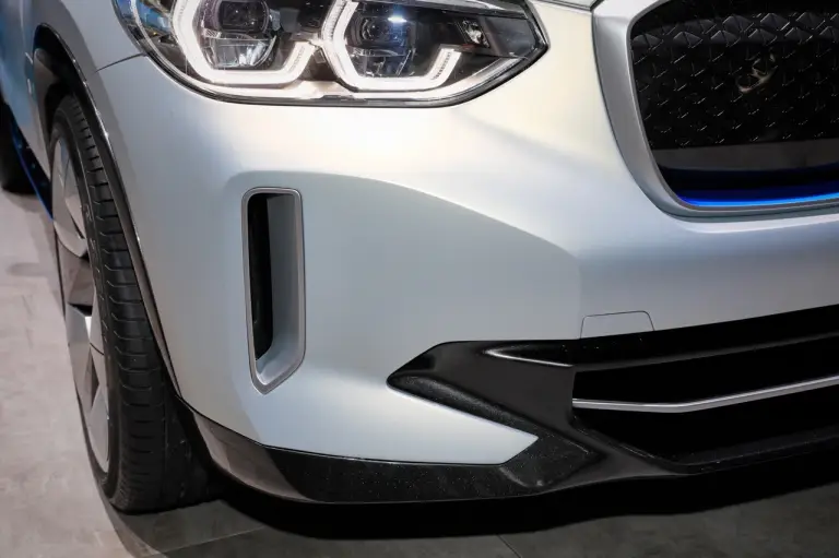 BMW iX3 Concept - Salone di Parigi 2018 - 10