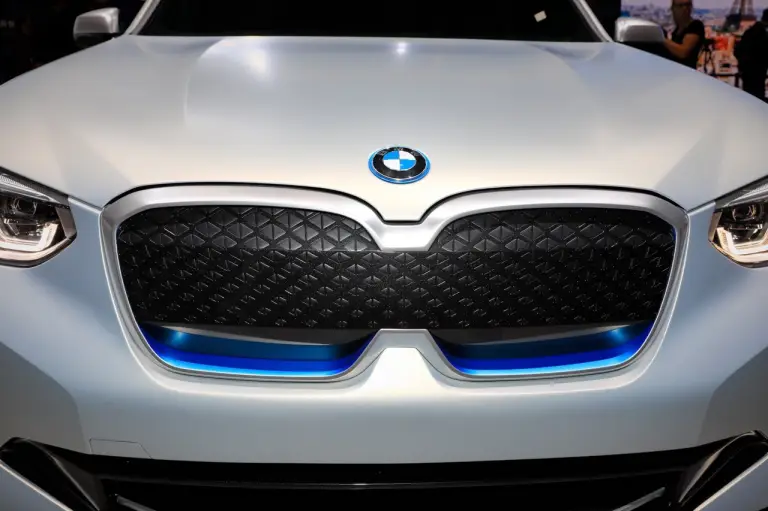 BMW iX3 Concept - Salone di Parigi 2018 - 11