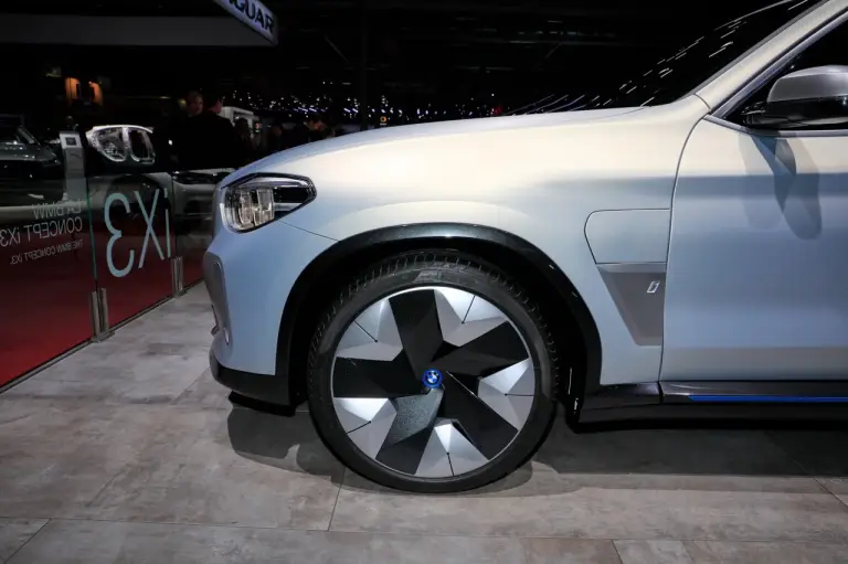 BMW iX3 Concept - Salone di Parigi 2018 - 13