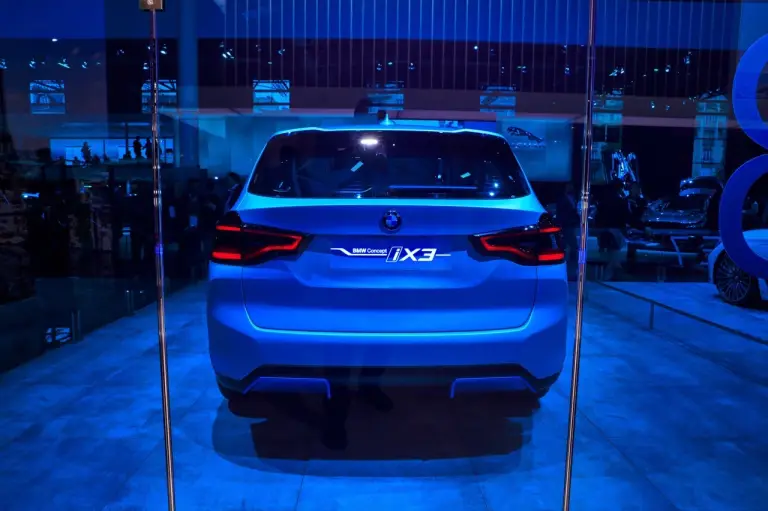 BMW iX3 Concept - Salone di Parigi 2018 - 18