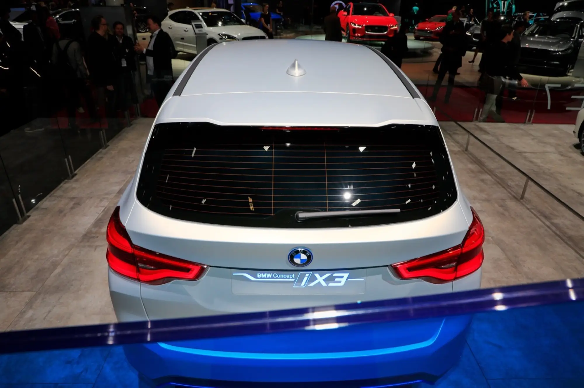 BMW iX3 Concept - Salone di Parigi 2018 - 19