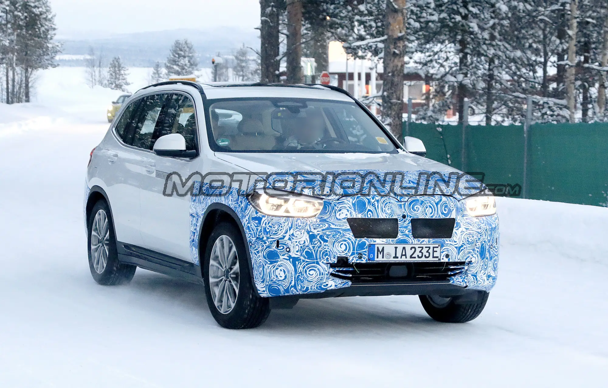 BMW iX3 - Foto spia 27-03-2019 - 1