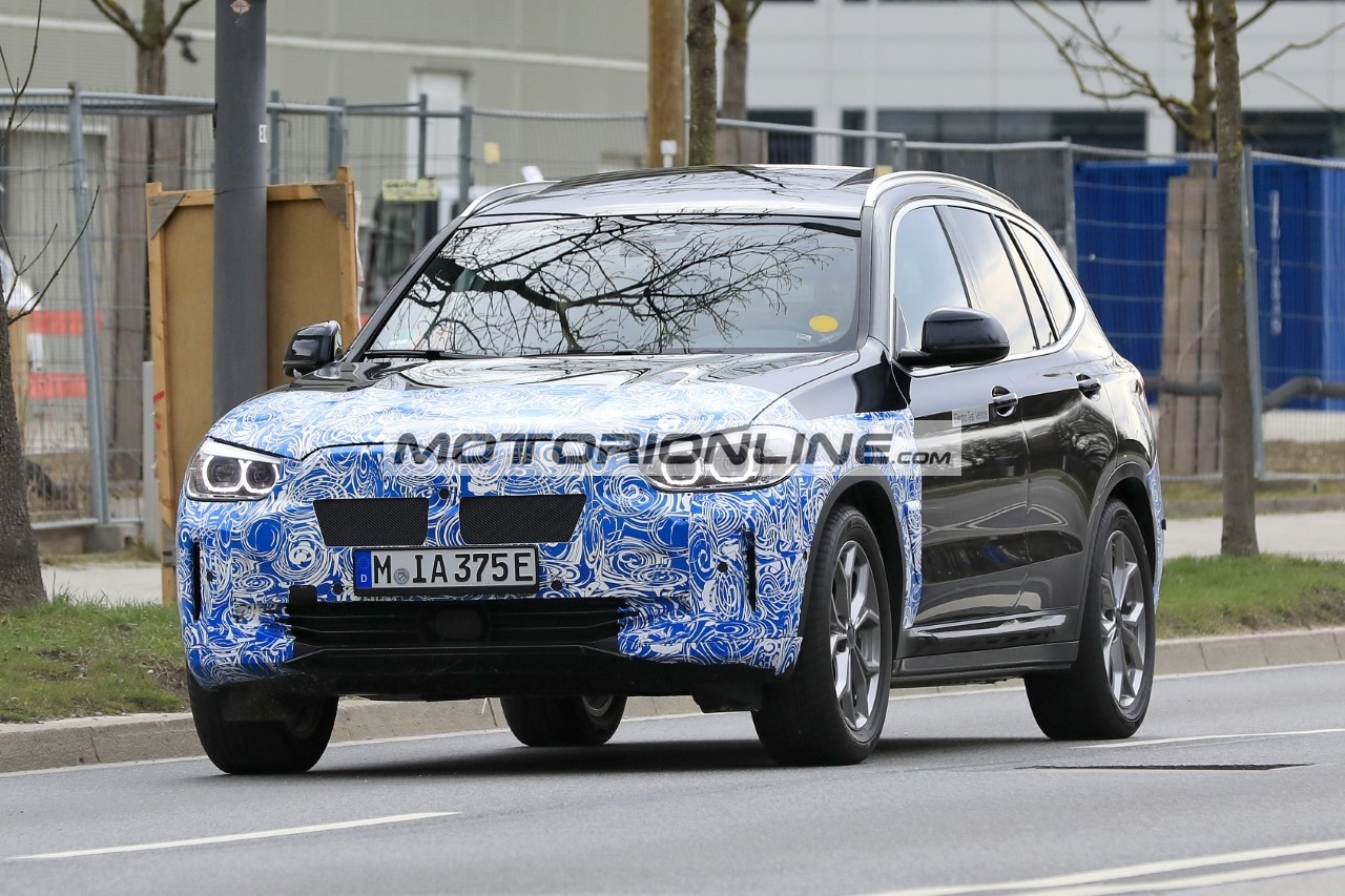 BMW iX3  - Foto spia 28-4-2020