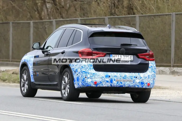 BMW iX3  - Foto spia 28-4-2020 - 11