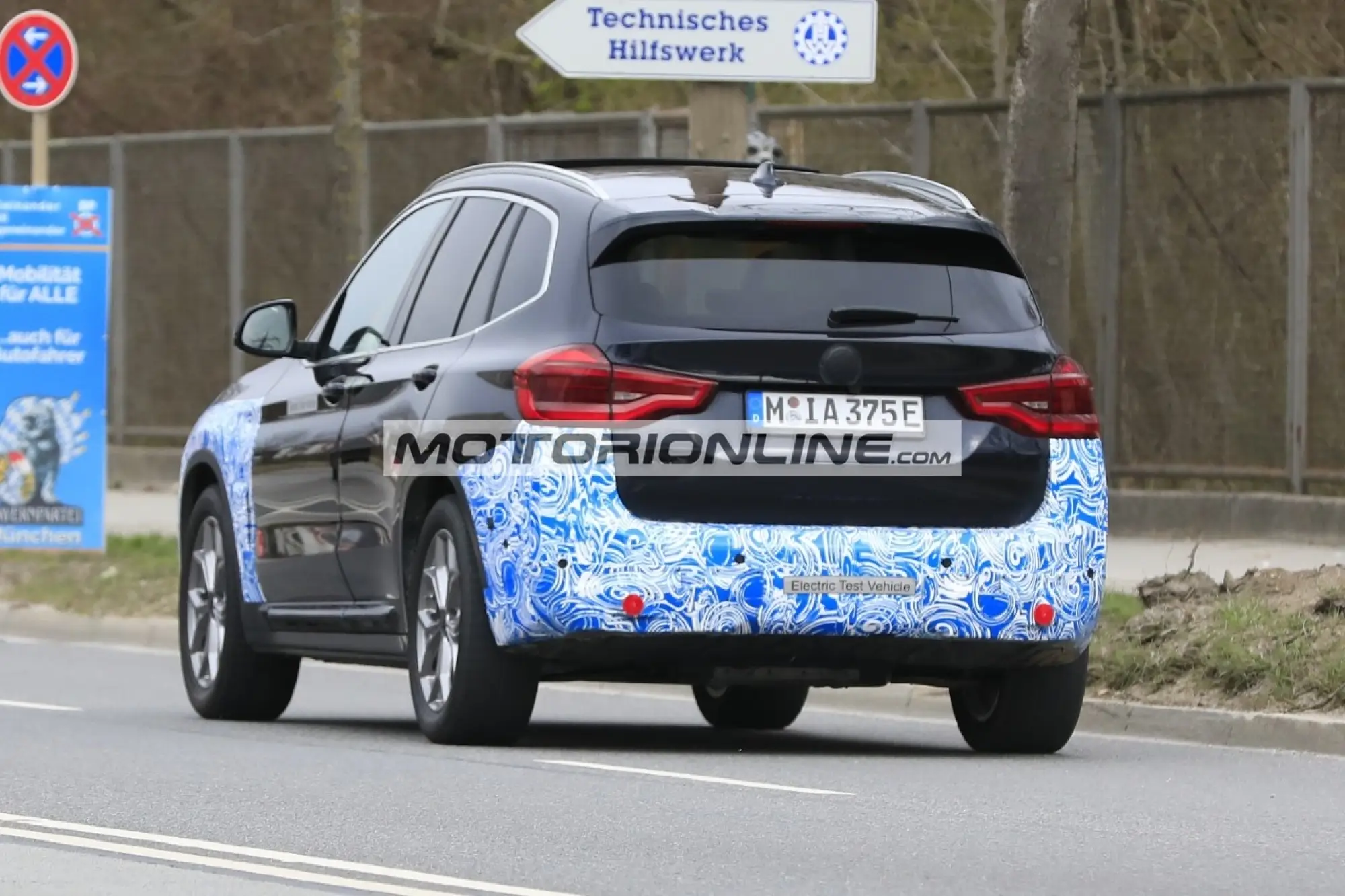 BMW iX3  - Foto spia 28-4-2020 - 12