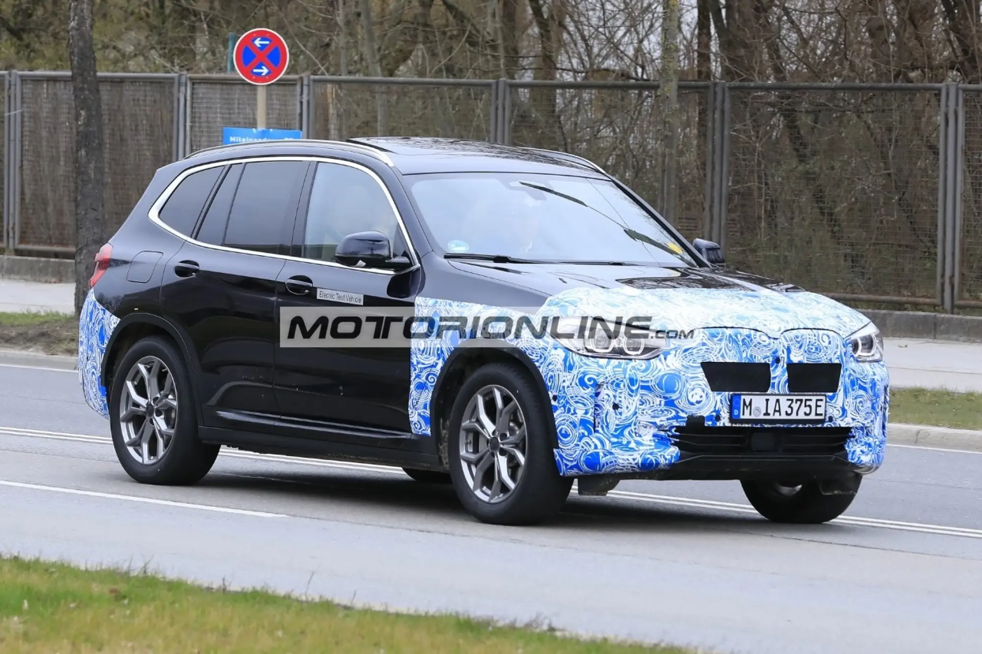 BMW iX3  - Foto spia 28-4-2020 - 14
