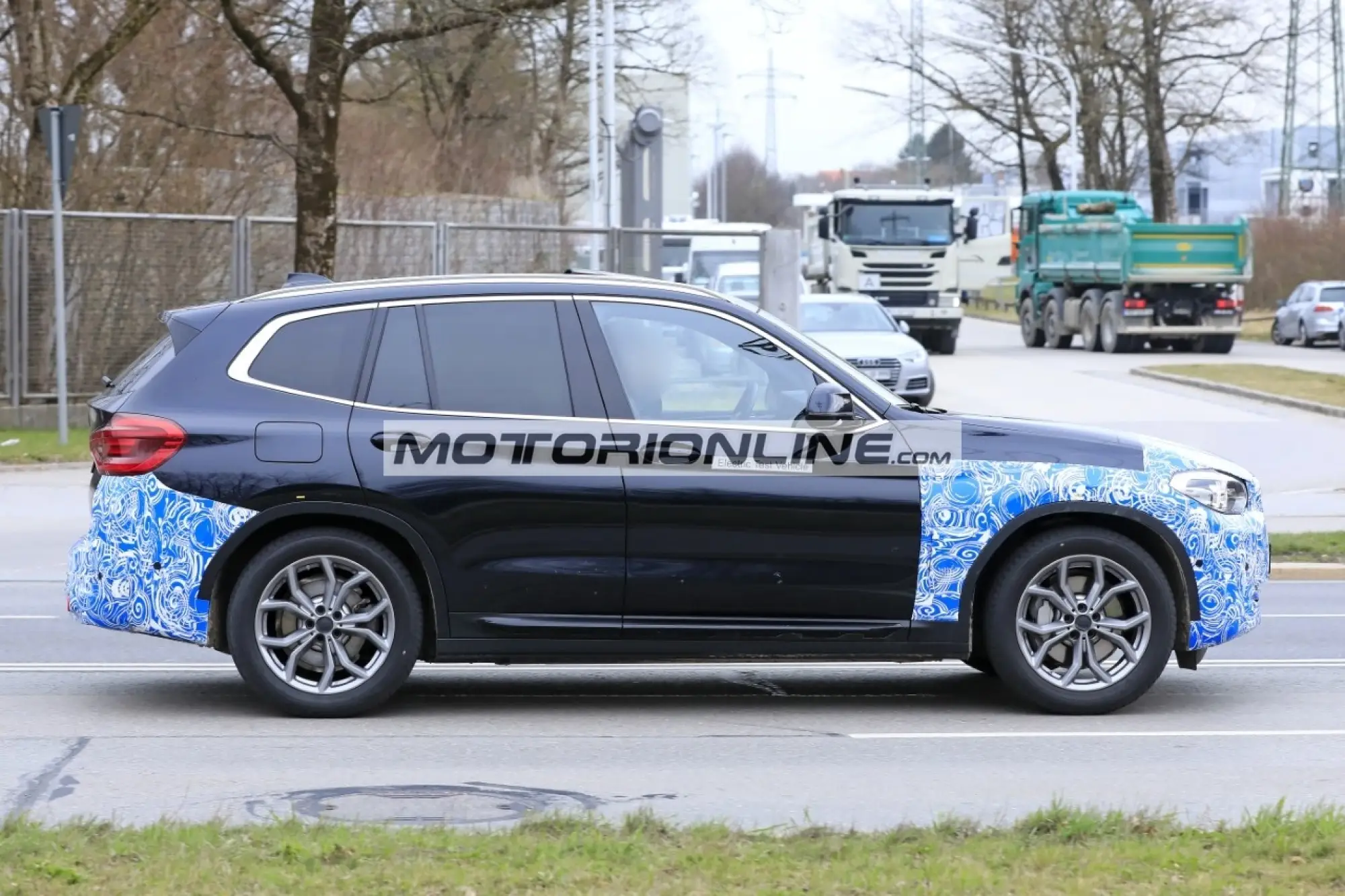 BMW iX3  - Foto spia 28-4-2020 - 16