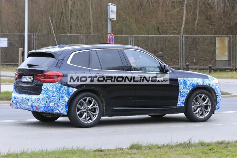 BMW iX3  - Foto spia 28-4-2020 - 17