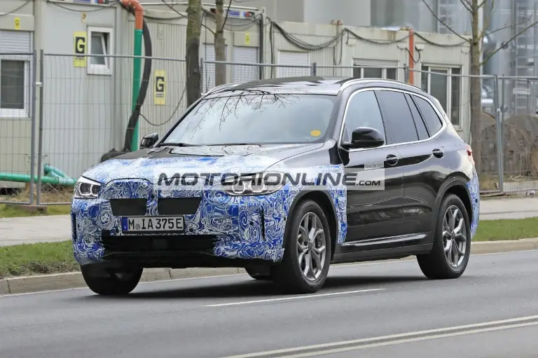 BMW iX3  - Foto spia 28-4-2020 - 2