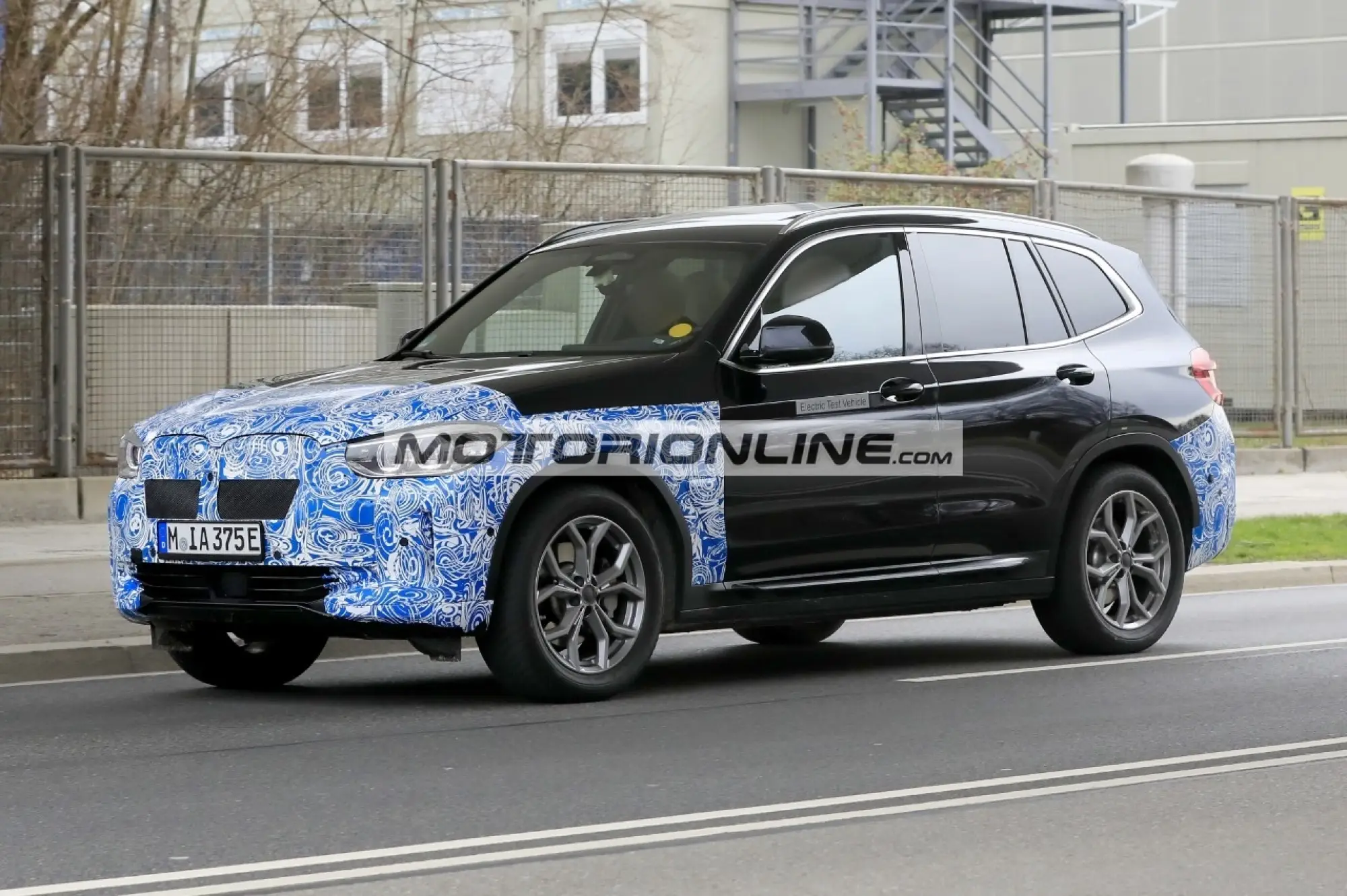 BMW iX3  - Foto spia 28-4-2020 - 4