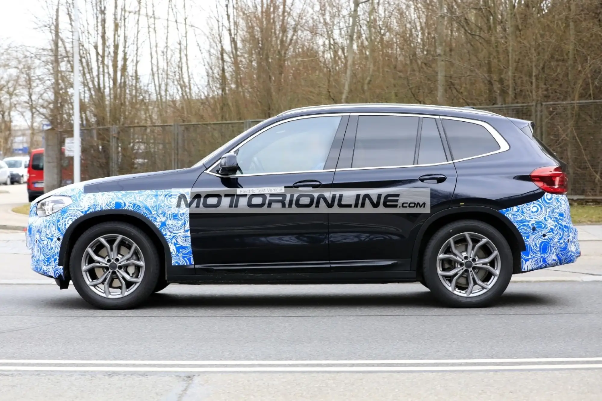 BMW iX3  - Foto spia 28-4-2020 - 6