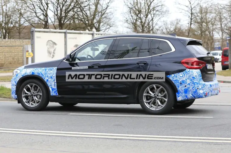 BMW iX3  - Foto spia 28-4-2020 - 7